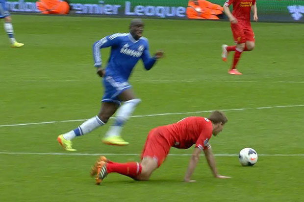 Cú ngã của Gerrard mùa trước khiến Liverpool thất bại 0-2 trước Chelsea và mất chức vô địch Premier League