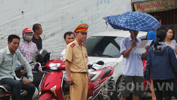 Thượng úy Nguyễn Tuấn Cường, Phó đội trưởng Đội CSGT số 2 Công an TP Hà Nội cho hay, năm nay số lượng thí sinh đi thi đông hơn mọi năm. Nổi cộm lên một số trường hợp quên giấy tờ, đi nhầm đường hoặc bị hư hỏng phương tiện nên dễ có nguy cơ bỏ lỡ kỳ thi. Chính vì thế, lãnh đạo đã huy động tối đa lực lượng. Song hành và hoàn thành nhiệm vụ với công việc đứng chốt, các cán bộ cũng được tăng cường đến các địa điểm thi. Tại các địa điểm thi, các cán bộ làm nhiệm vụ phải đảm bảo an toàn giao thông, ngoài ra các cán bộ còn phải nhiệt tình tham gia vào công việc giúp đỡ, hỗ trợ tối đa cho các thí sinh có hoàn cảnh khó khăn.