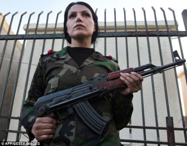 Một nữ chiến binh xinh đẹp của lực lượng “Sư tử bảo vệ quốc gia” của Tổng thống Syria Bashar Al-Assad  Ảnh: AFP/Getty Images