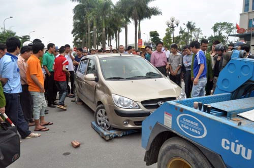 Chiếc xe Huyndai Getz do bị cáo Lan điều khiển đã hất anh trai mình lên nắp capô