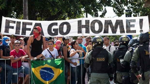 Đất nước Brazil chưa được yên bình trước và trong World Cup