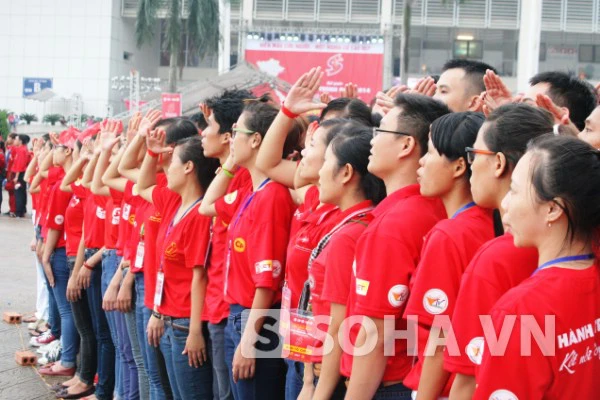 Hàng nghìn tình nguyện viên cùng hát quốc ca, chào cờ hướng về lá cờ tổ quốc.