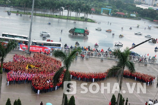 Mặc dù trời mưa nhưng gần 4000 tình nguyện viên đến từ mọi miền tổ quốc hào hứng, nhiệt huyết tham gia hoạt động ý nghĩa này.
