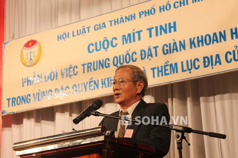

Luật sư Phạm Vĩnh Thái, Phó Chủ tịch thường trực Hội Luật gia TP.HCM tuyên bố tại cuộc mít tinh.

