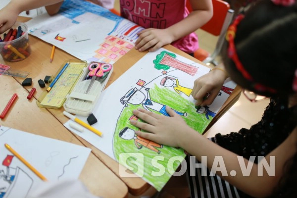 Các em học sinh tiểu học Trường PTCS Nguyễn Đình Chiểu thích thú với chủ đề vẽ về Hoàng Sa, Trường Sa.