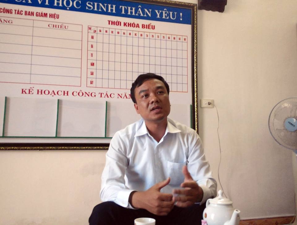Ông Nguyễn Quang Tuyến, Hiệu trưởng Trường THCS Bình Hòa trao đổi với PV.