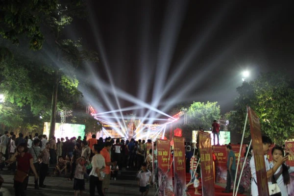 Tại tượng đài Lý Thái Tổ diễn ra chương trình ca nhạc chào mừng ngày 10/10.