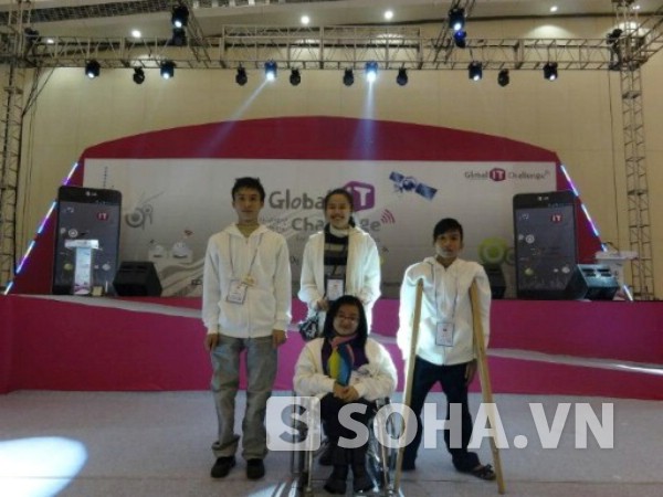 Giang (đứng giữa) tham gia cuộc thi khoa học tại Hàn Quốc.