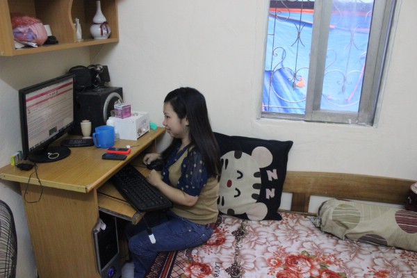 Chị Hương tự mày mò, sử dụng máy vi tính để bán hàng.