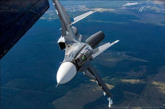 “Những chiếc máy bay chiến đấu hiện đại này, có khả năng tiêu diệt các mục tiêu trên không, trên biển, và trên mặt đất, sẽ cho phép chúng tôi tăng cường đáng kể sức mạnh của lực lượng không quân của hải quân”, ông Borisov nói sau lễ ký kết. 