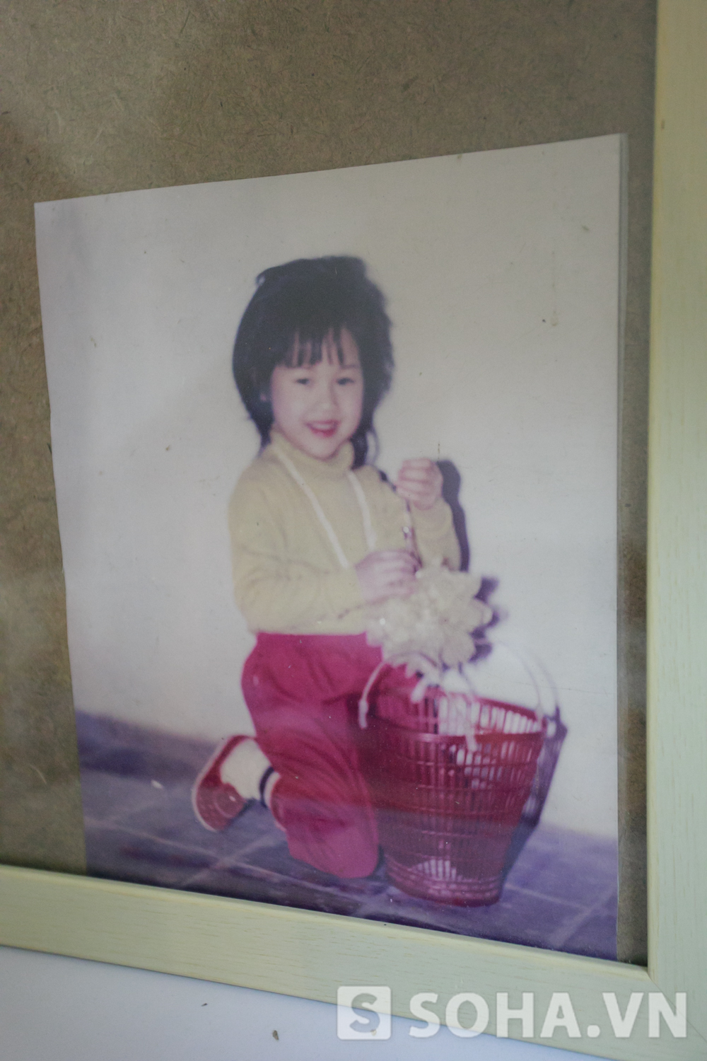 Một bức ảnh của Diễm Hằng thời thơ ấu được cô treo trang trọng trên tường. Khi ấy, Diễm Hằng còn rất bụ bẫm và đáng yêu.