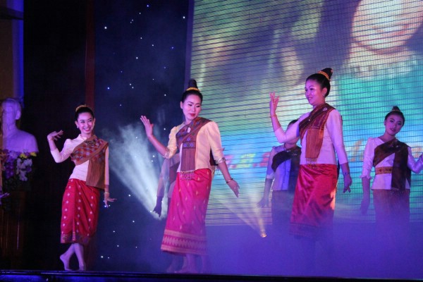 Góp mặt trong các chương trình còn có sự thể hiện các các nữ sinh đến từ đất nước Lào với điệu múa truyền thống của nước bạn.