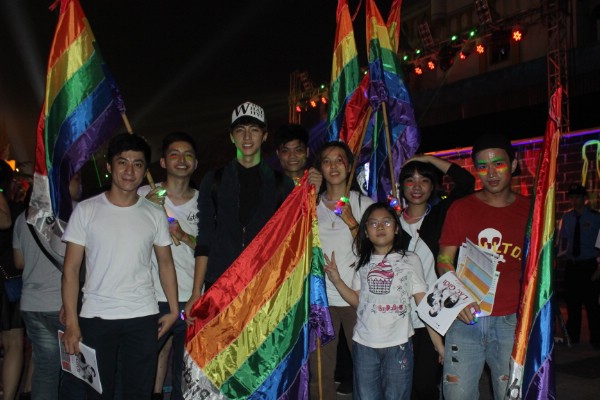 Tổ chức Closet (ngôi nhà chung của LGBT - cộng đồng đồng tính Hà Nội) có mặt tại đêm nhạc hội ánh sáng Glow cùng diễu hành với hot boy Bình An.