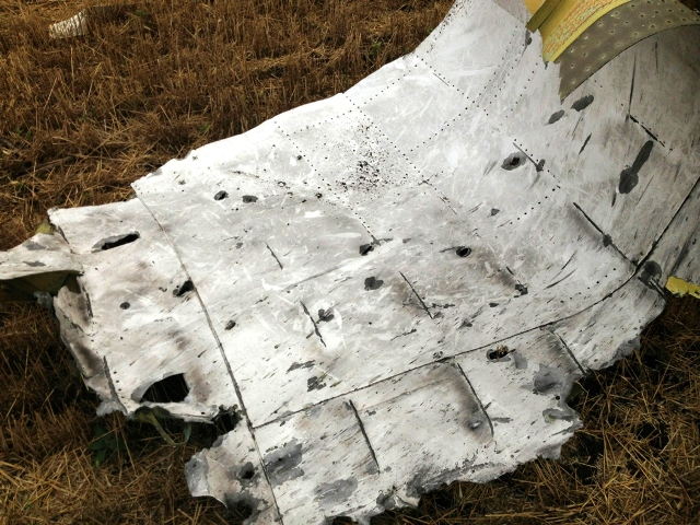 Mảnh vỡ từ hiện trường MH17 cho thấy nhiều lỗ thủng nhỏ ở khắp máy bay khiến Buk được cho là thủ phạm