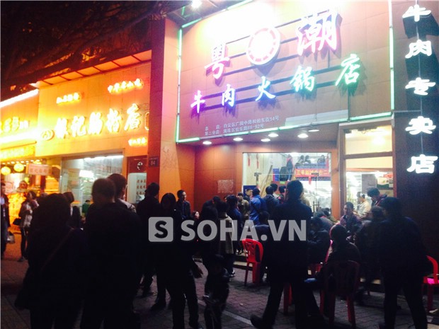Đường phố Quảng Châu tấp nập trong đêm cuối cùng của năm 2014. (Ảnh: CTV Ngọc Bảo, Quảng Châu, Trung Quốc)