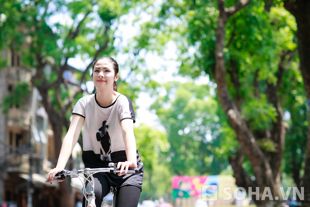 Khoảng 9:30, Ngọc Hân mang xe đạp ra phố. Dù thường xuyên di chuyển bằng ô tô mỗi khi lên sàn diễn, Hoa hậu vẫn khoái nhất việc đạp xe đạp. Đây không chỉ là một cách thư giãn tốt mà còn giúp tôi rèn luyện sức khỏe. Đạp xe cũng giúp tôi nghĩ ra nhiều ý tưởng hay ho cho  công việc của mình.