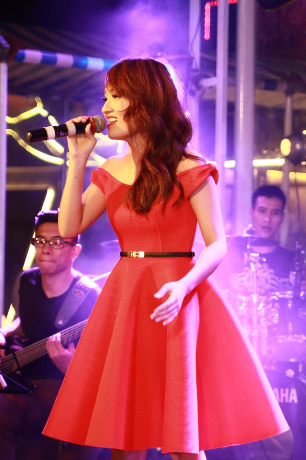 Nhật Thủy tham dự sự kiện với chiếc váy đỏ nổi bật. Trong vai trò khách mời, cô trình diễn các ca khúc nổi tiếng, gắn bó với bản thân khi tham dự VN Idol.