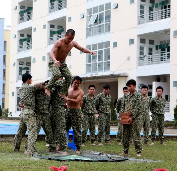 Màn trình diễn nhảy từ trên cao xuống đống mảnh thủy tinh..