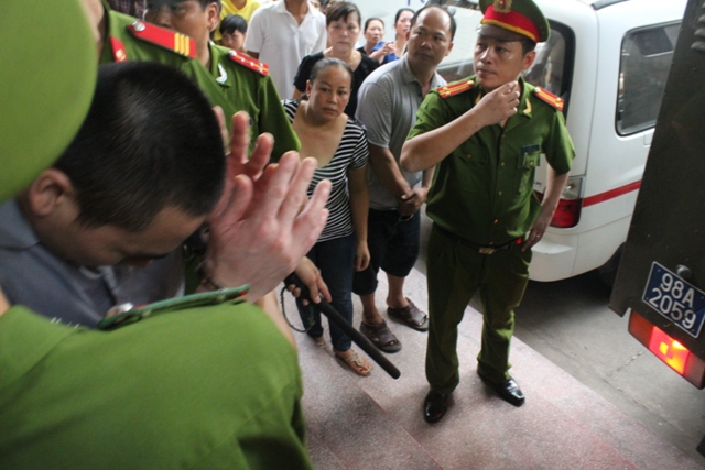 Lý Nguyễn Chung lấy tay che mặt