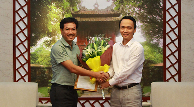 Ông Trịnh Văn Quyết, Chủ tịch HĐQT Tập đoàn FLC chúc mừng ông Đỗ Như Tuấn nhận nhiệm vụ mới.