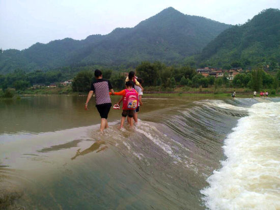 Các em học sinh lội qua sông khi mực nước thấp, giáo viên hay bố mẹ thường đi cùng chúng. Khi mực nước cao, các em phải dùng bè tre, nếu sông chảy siết quá, trường học buộc phải cho các em nghỉ ở nhà.