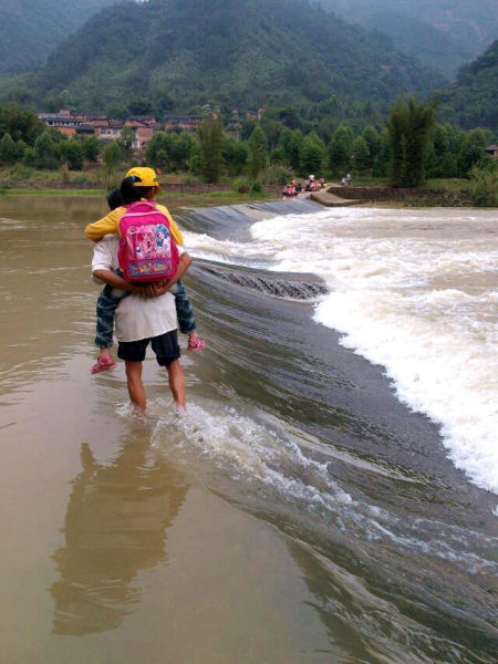 Nếu không lội qua sông, các em học sinh sẽ phải đi 5km đường núi hiểm trở để đến trường, cách này cũng không khả thi.