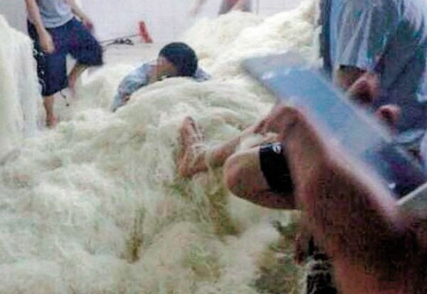 Gần đây, một cư dân mạng đã đăng tải hàng loạt hình ảnh chụp trộm quy trình làm bún trong một nhà máy sản xuất thực phẩm lúa gạo ở huyện Đông Quan.