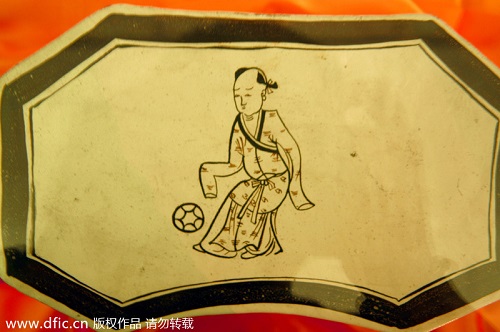 Một bức tranh vẽ lại cảnh một đứa trẻ chơi “Cuju” được lưu trữ tại bảo tàng Lâm Truy tỉnh Sơn Đông.