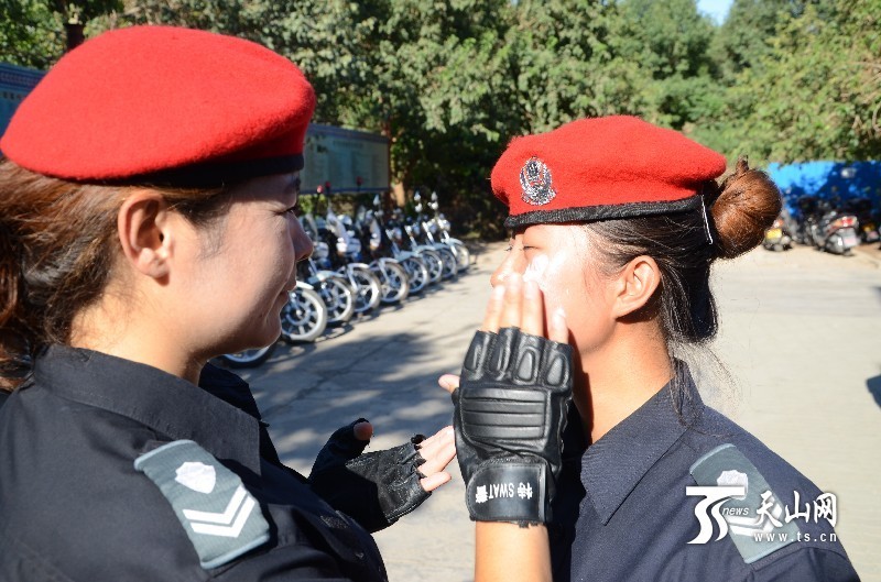 Hằng ngày, phải đứng dưới cái nắng chói chang, những nữ cảnh sát xinh đẹp này đành phải nhờ sự trợ giúp của kem chống nắng.