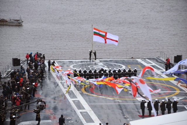 Lá cờ của Hải quân Ấn Độ tung bay trên tàu sân bay INS Vikramaditya trong buổi lễ bàn giao ngày 16/11/2013.