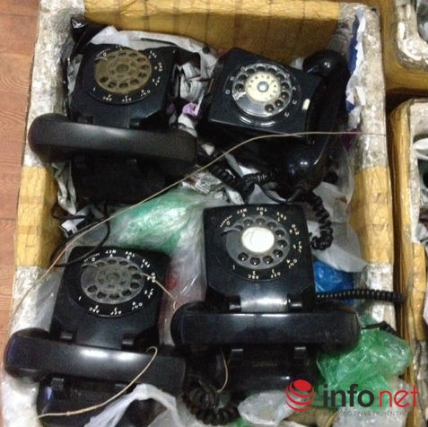 Chiếc điện thoại quay số xưa giá 1,5 triệu đồng, được người bán bảo hành nghe gọi.