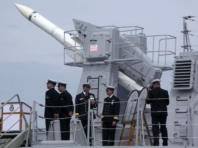 Thiết bị phóng ZS90E với tên lửa 9M3117ME của tổ hợp tên lửa đối không Shtil-1 trên tàu INS Teg (F45) của hải quân Ấn Độ.