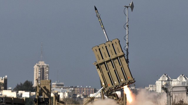 Hệ thống Iron Dome phóng tên lửa đánh chặn.