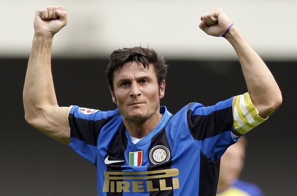 862 trận trong 19 năm cho Inter, vẫn ra sân chiến đâu ngay cả khi ở tuổi 41, Javier Zanetti là biểu tượng đích thực ở sân Giuseppe Meazza.

Cú ăn ba năm 2010 với anh là đội trưởng sẽ mãi mãi ghi dấu trong lòng các CĐV,