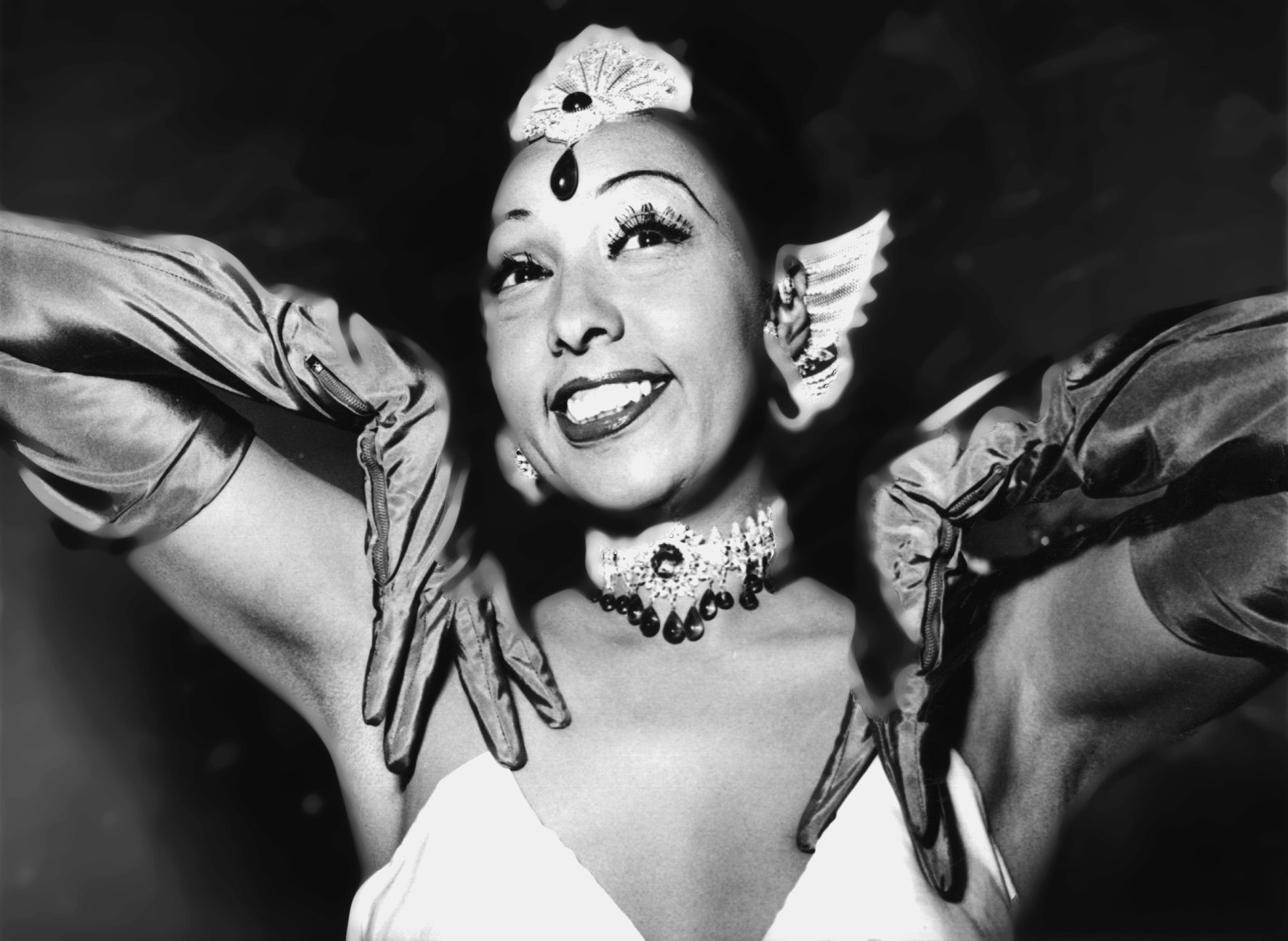 Trên sân khấu, Josephine Baker là một nghệ sĩ vô cùng thành công với tài năng diễn xuất tuyệt vời. Không những thế cô còn là nữ điệp viên da màu xuất sắc của cục tình báo Pháp.