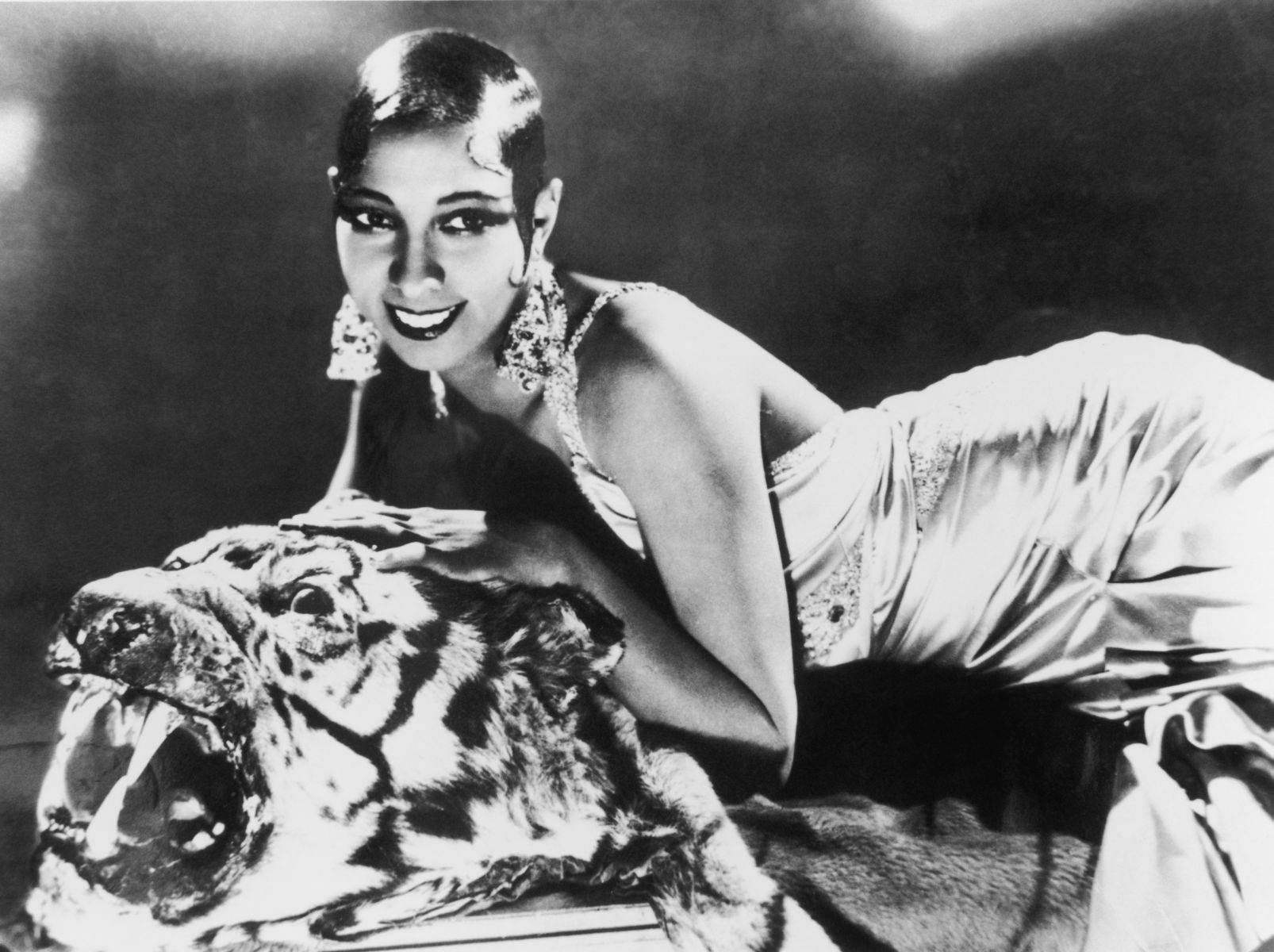 Cô là một vũ công, ca sĩ, và nữ diễn viên xuất sắc. Năm 1937, Josephine Baker chính thức trở thành công dân của nước Pháp và trở thành nữ điệp viên trong cơ quan tình báo Pháp ở thế chiến thứ II.