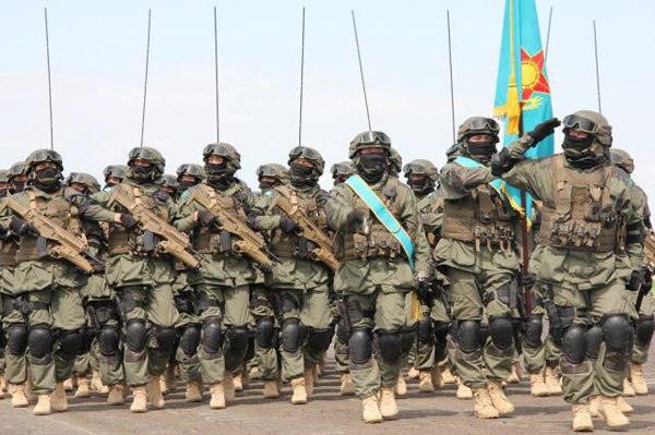 Binh sĩ quân đội Kazakhstan.