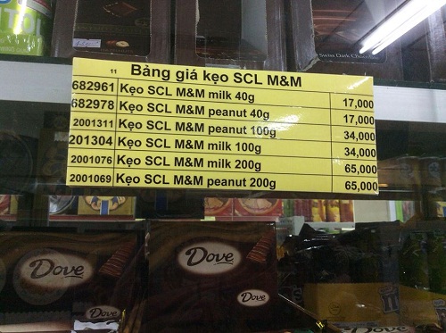 Phía bên ngoài tủ kính dán một bảng giá kẹo socola M&M với các túi kẹo có trọng lương khác nhau, ít nhất là 40g và nhiều nhất là 200g. Trong khi đó, theo thông báo từ Cục Quản lý thực phẩm và dược phẩm FDA cho biết, sản phẩm kẹo chocola M&M được phân phối trong khoảng thời gian từ ngày 8/5 đến ngày 1/7 có chứa thành phần bơ đậu phộng có thể gây dị ứng trên một số người. Tuy nhiên điều đáng nói là thành phần này lại không được liệt kê bên ngoài của từng gói kẹo.