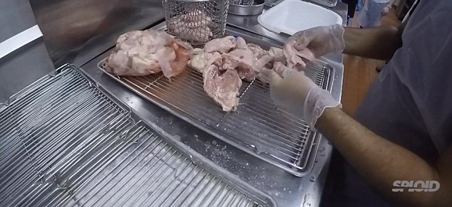 Công đoạn đầu tiên, nhân viên sẽ kiểm tra về chất lượng của thịt gà như vết thâm, lông gà còn sót lại hoặc mỡ gà dư thừa quá nhiều…
