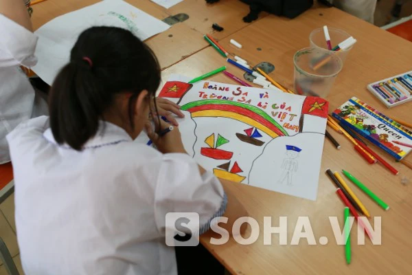 Đinh Thảo Duyên (13 tuổi) cặm cụi vẽ bức tranh Hoàng Sa và Trường Sa là của Việt Nam.