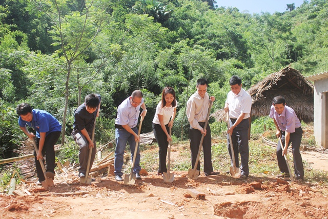 Nhà báo Nguyễn Chiến Thắng - đại diện Soha News tại buổi Lễ động thổ, khỏi công xây dựng nhà bán trú dân nuôi (Ảnh thứ 3 từ trái sang)