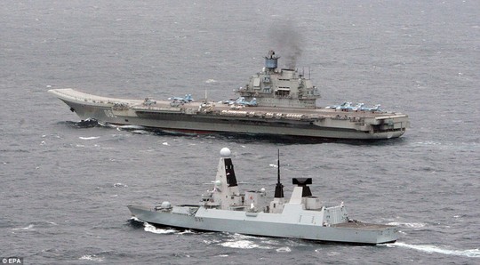 Tàu khu trục HMS Dragon của Anh (màu trắng) theo sát tàu sân bay của Nga. Ảnh: EPA