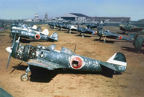 Sự xuất sắc của Ki-84 hay Ki-43 vẫn không đủ để làm thay đổi cục diện chiến trường.(Trong ảnh Ki-43 và Ki-84 tại một sân bay của Hàn Quốc sau chiến tranh)