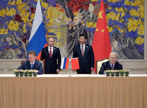 Tổng thống Nga Vladimir Putin (đứng bên trái) và người đồng cấp Trung Quốc Tập Cận Bình chứng kiến lễ ký kết hợp đồng cung cấp khí đốt lịch sử. Ảnh: AP