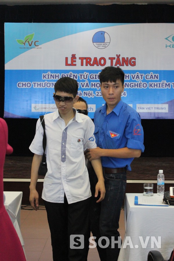 10 học sinh khiếm thị khó khăn được trao tặng kính mắt thần giúp cho việc đi lại, học tập.
