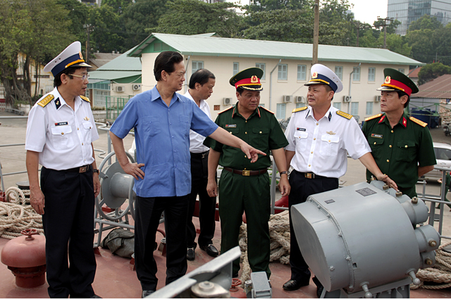 Lãnh đạo nhà máy giới thiệu với Thủ tướng về vũ khí, khí tài trên tàu