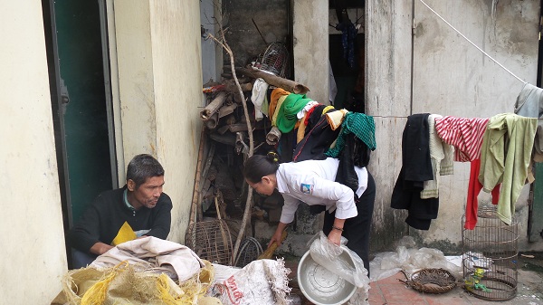 Mặc cho chị Hằng tất bật với công việc nhưng anh Đăng vẫn chỉ ngồi trong góc nhà và lặng lẽ nhìn vợ