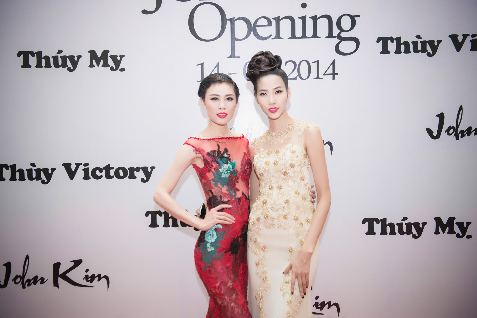Phương Anh và Hoàng Thùy, hai người mẫu trưởng thành từ cuộc thi Vietnams Next Top Model.