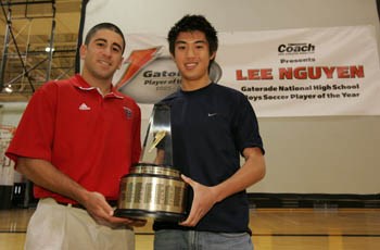 Lee Nguyễn nhận phần thưởng Cầu thủ trung học hay nhất năm 2004 từ tay danh thủ Claudio Reyna cũng là một người từng đoạt giải thưởng này