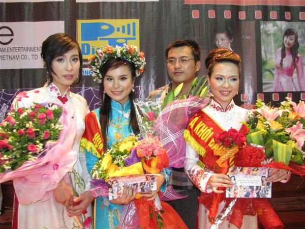 Vượt qua gần 100 bạn, Linh giành giải cao nhất Hoa khôi trường ĐH Bách khoa năm 2010.